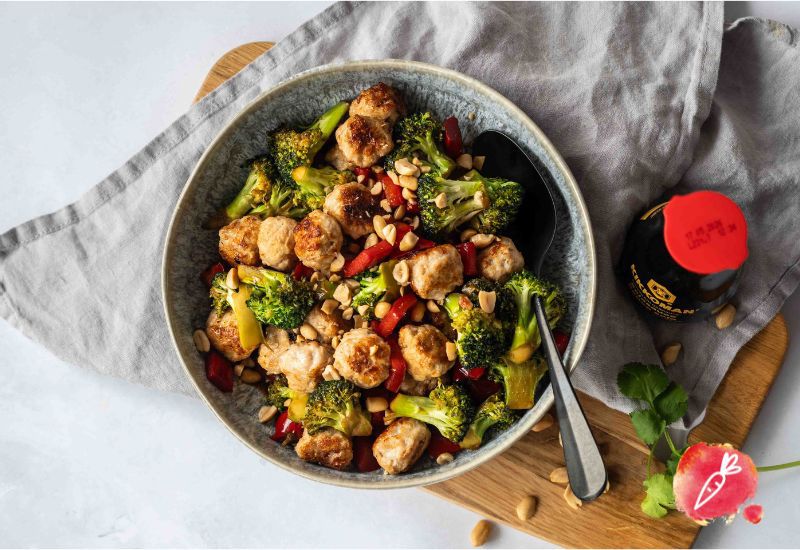 Gemüsepfanne mit Poulet Hackfleischbällchen